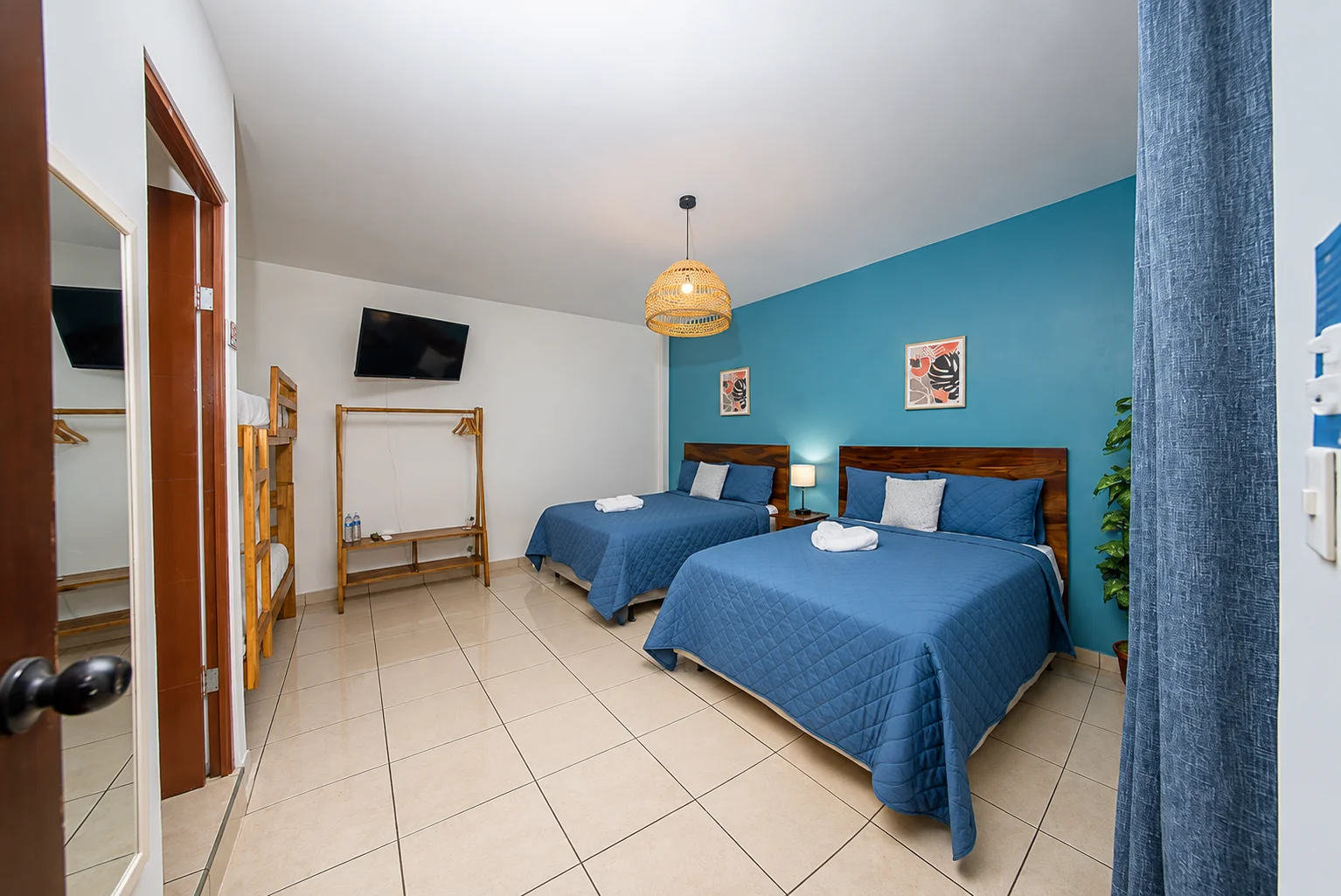 Habitación Doble, vista hacia el baño y la litera