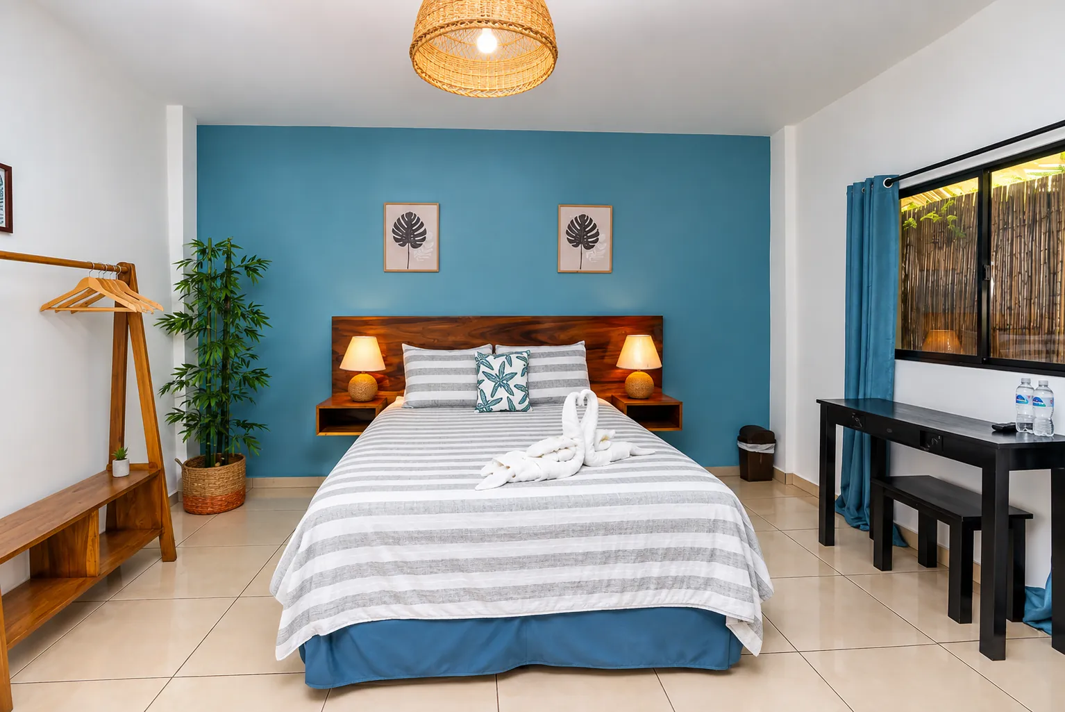 Habitación Queen con pared azul, escritorio y cortinas