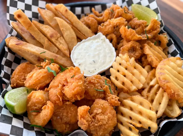 Boquitas fritas: camarones y calamares empanizados con papas y salsa tártara