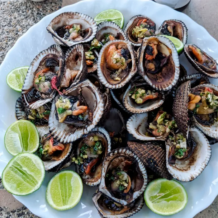 Conchas a la parrilla con limón