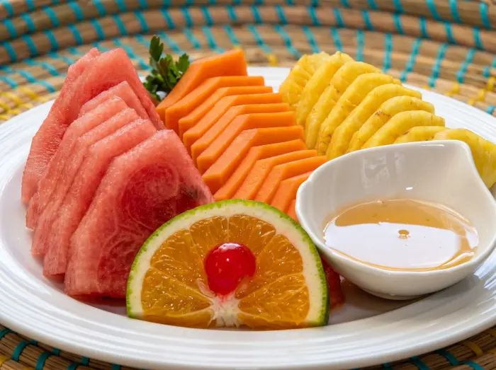 Plato de frutas frescas con sandía, papaya y piña