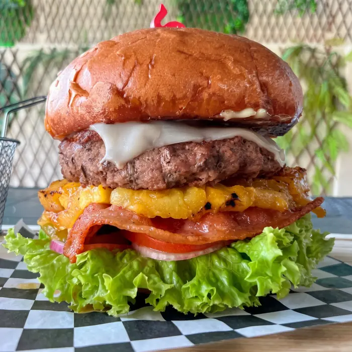 Hamburguesa doble con tocino, piña y queso