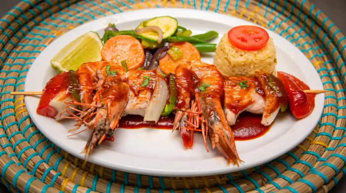 Pincho de camarones a la parrilla con arroz y vegetales