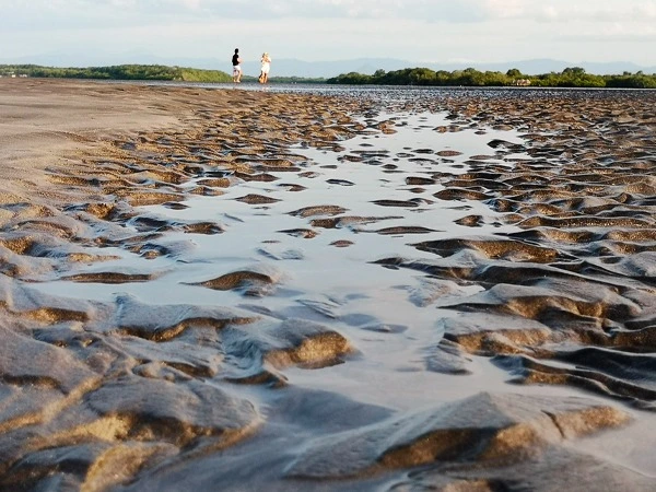 Formaciones de arena en la orilla del estero de Jaltepeque al atardecer